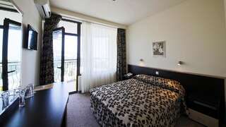 Отель Hotel Shipka Золотые Пески Двухместный номер с 1 кроватью или 2 отдельными кроватями и балконом (для 2 взрослых)-2